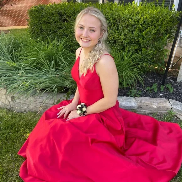 Beautiful Red Dress - Picture 2 of 7